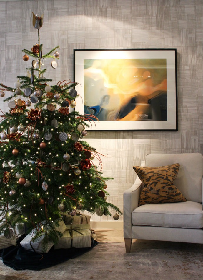 Christmas Décor Ideas - Decorate your living room with Helen Green➤ Discover the season's newest designs and inspirations. Visit us at www.bestinteriordesigners.eu #bestinteriordesigners #topinteriordesigners #bestdesignprojects @BestID